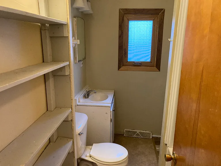 712 E Elm St — Photo 2