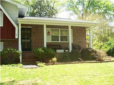 2nd image of 213 E Sharon Cir