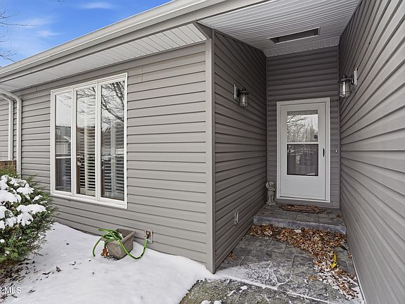 3rd image of 821 Fox Run Rd APT 6