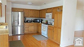 4th image of 947 E 112th St