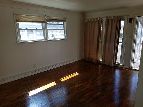 Large front room good sunlight.