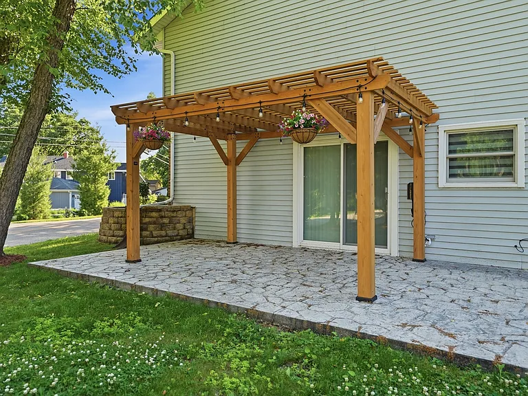 136 Edgewater Dr — Photo 17