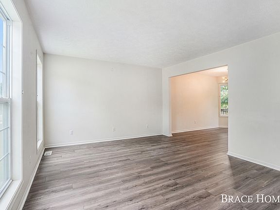 3rd image of 1514 Manton St NE