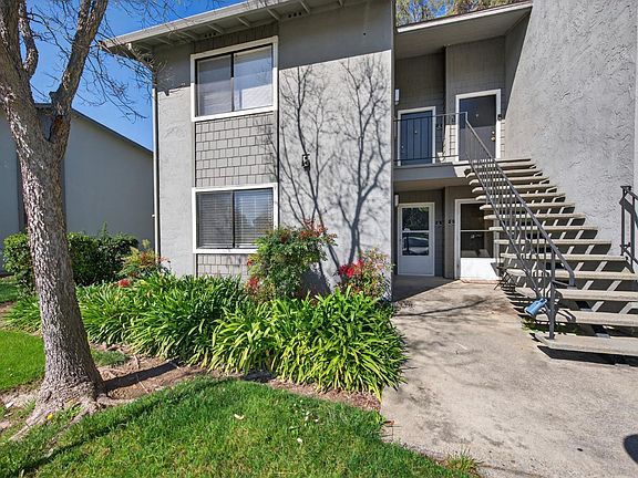 3rd image of 900 Cambridge Drive #3