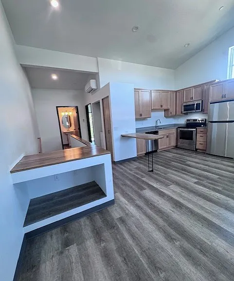 This unit has beautiful vaulted ceilings.
Roomy atmosphere