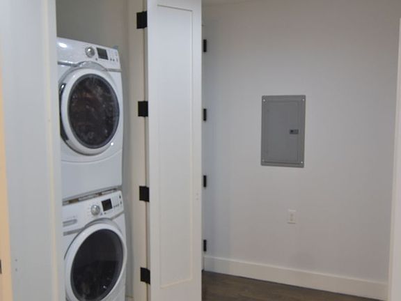 4th image of 418A Lewis Ave #1