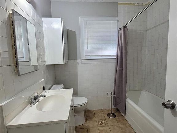 3rd image of 522 Aron St