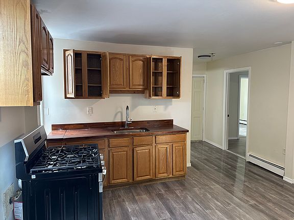 3rd image of 596 Zion St