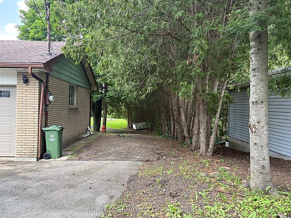 3rd image of 318 Freelton Rd