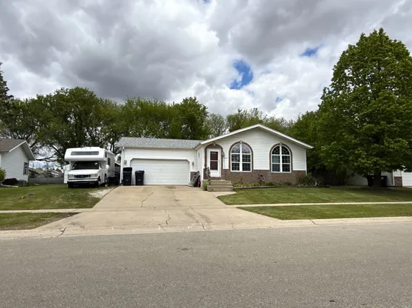 1004 E Pinecrest Ln, Elkhorn, WI 53121