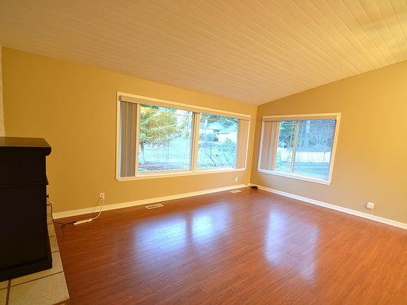 3rd image of 1833 NE 175th St