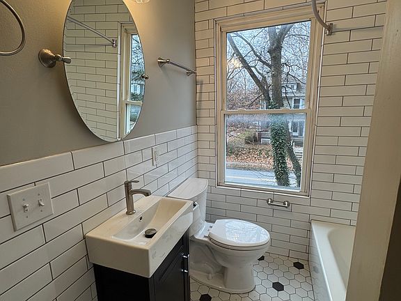 2nd image of 2280 Indianola Ave