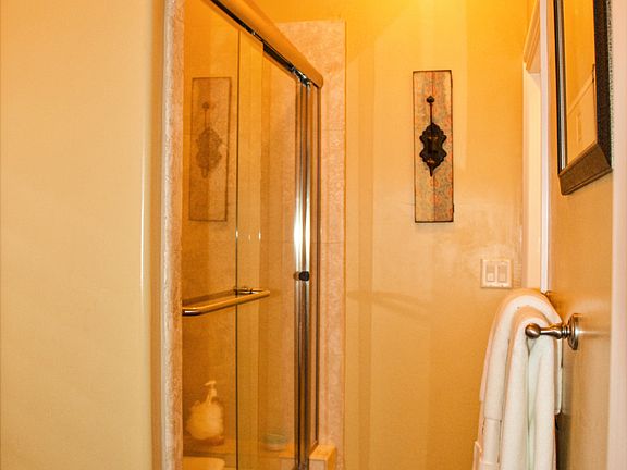 3rd image of 135 Stockdale Cir