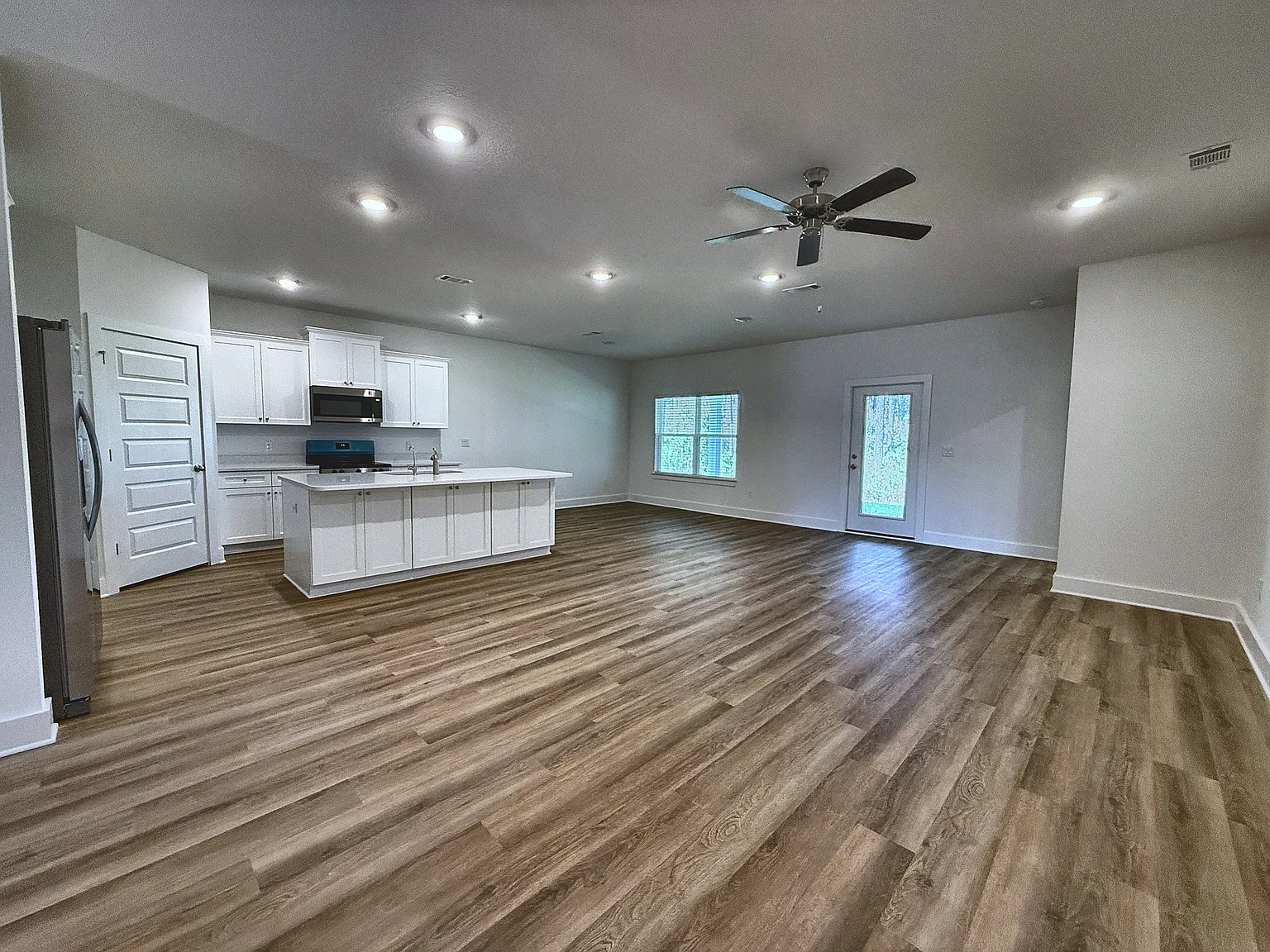 4 bed, 2044 sqft, $3,100 — Photo 4
