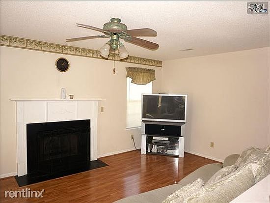 320 Whithurst family room