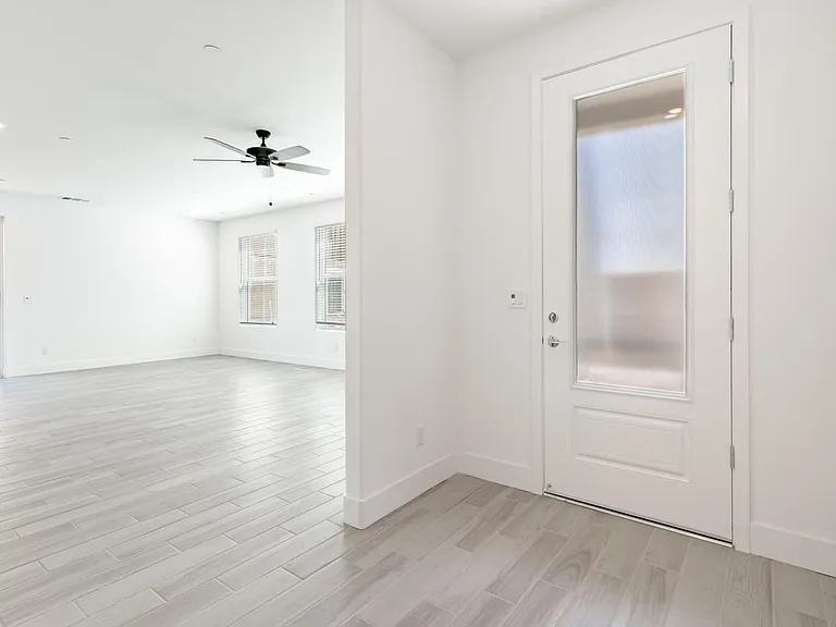 2834 E Tamarind Dr — Photo 3