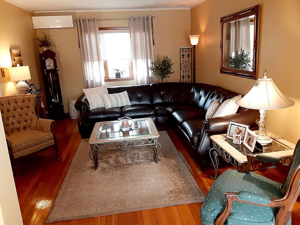 1st image of 8905 18th Ave #1