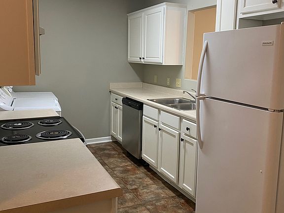 5th image of 220 Graystone Cir #220