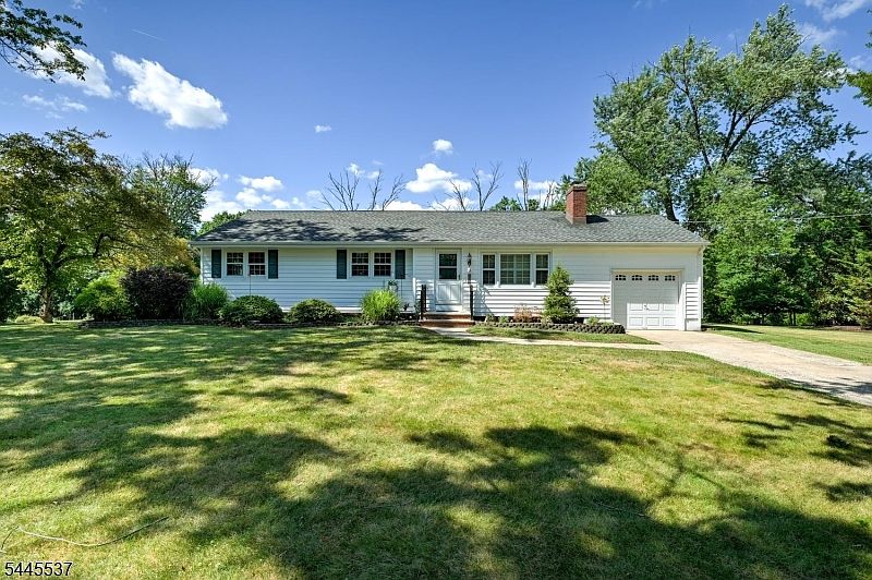 1st image of 34 Lindstrom Dr