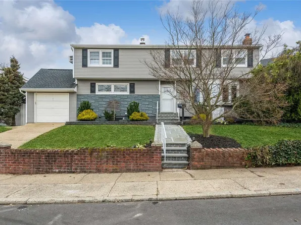 888 Plum Tree Road, Westbury, NY 11590