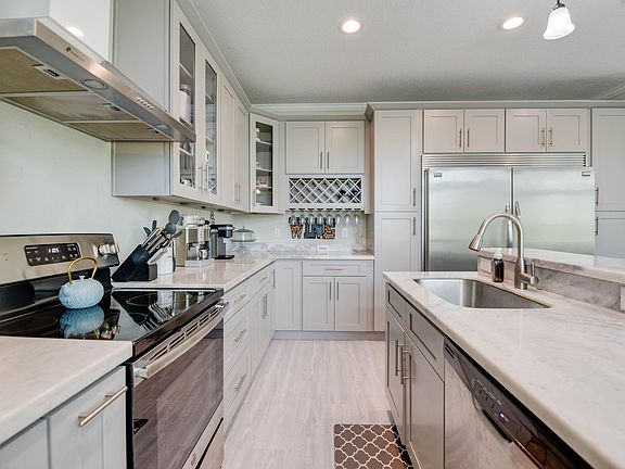 4th image of 27449 Saint Vincent Ln