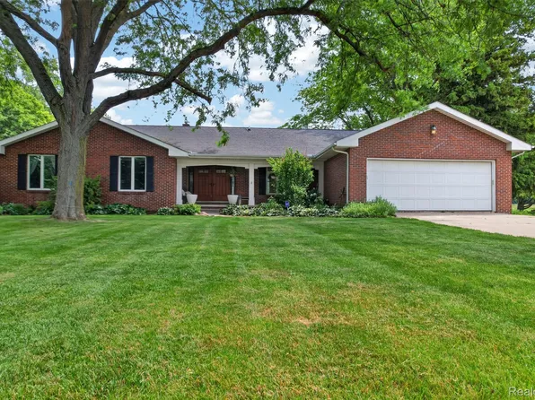 1330 Meadow Green Ln, Linden, MI 48451