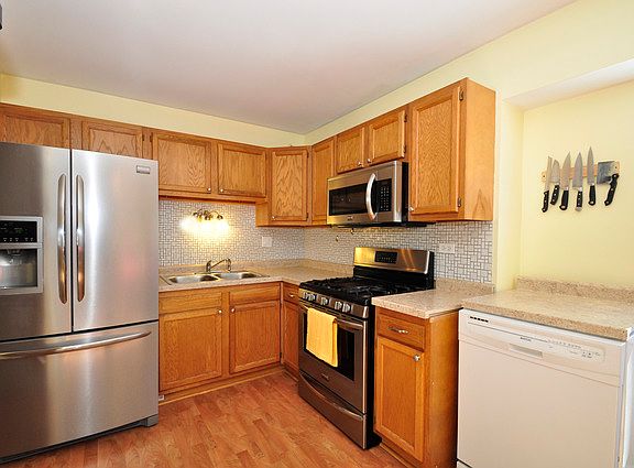 5th image of 415 Woodbine Ave