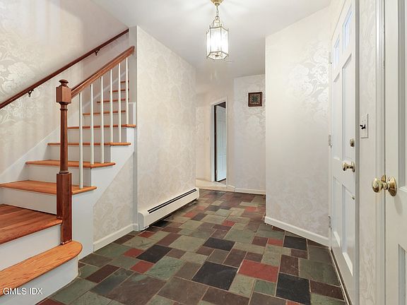 4th image of 20 Rustic View Rd