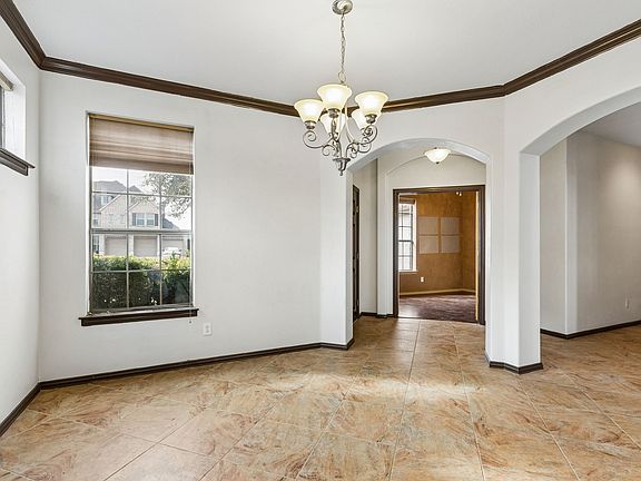 4th image of 915 Fieldstone Dr