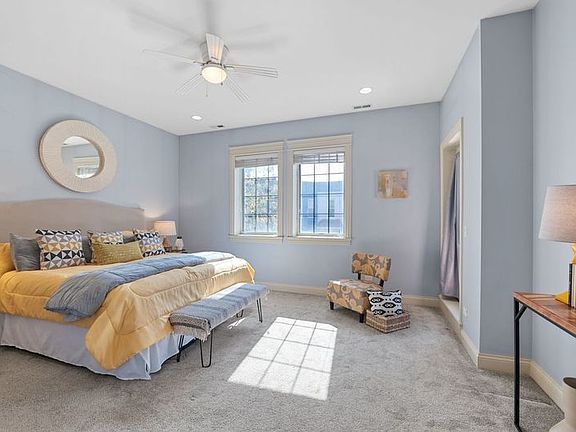 5th image of 3203 N Oakley Ave #202