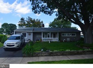 35 Shadetree Ln, Levittown, PA 19055