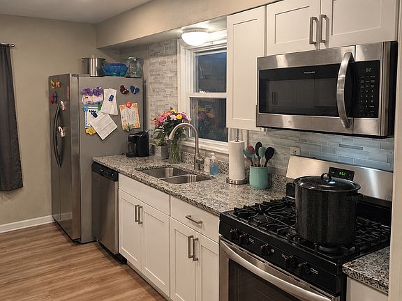 4th image of 16733 Crane Ave