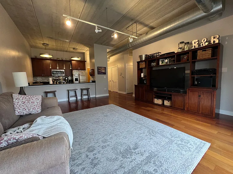 3245 N Ashland Ave #2E — Photo 1