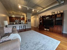 3245 N Ashland Ave, Chicago, IL