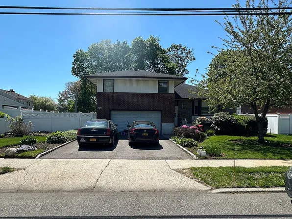 74 Terrehans Ln, Syosset, NY 11791