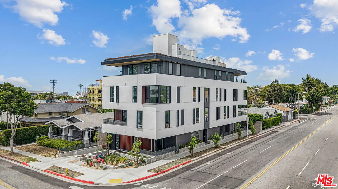 1 bed, 1.5 bath, 1061 sqft, $4,500 — Photo 1