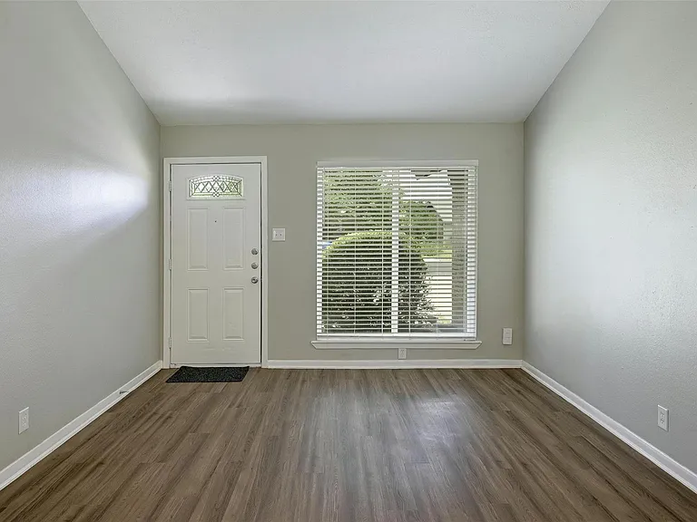 8527 Maine Dr — Photo 6
