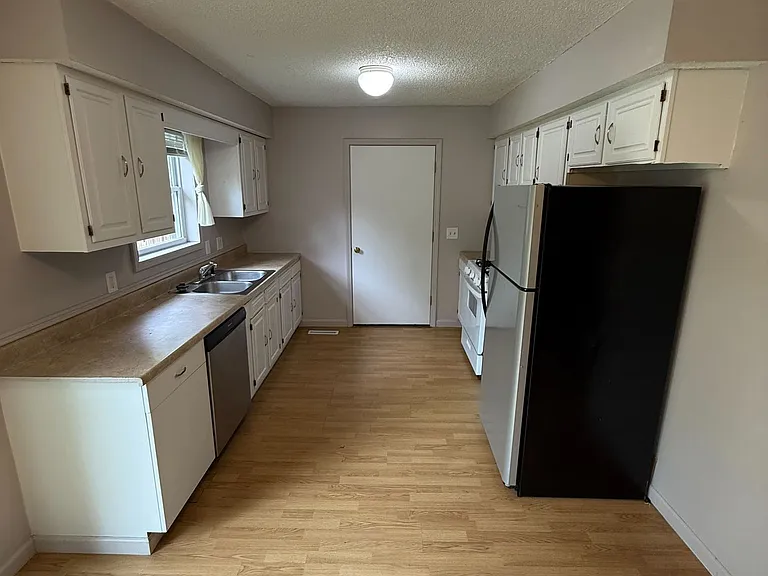 1404 Larsen Ln — Photo 5