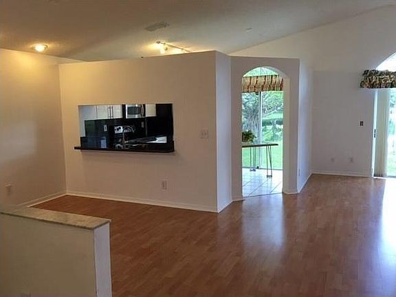 4th image of 915 Garnet Cir