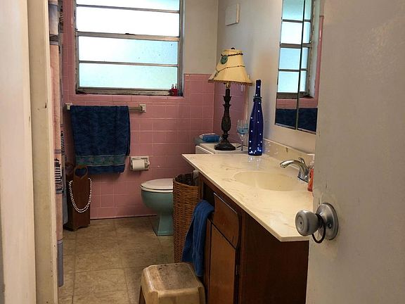 4th image of 1605 Smith St