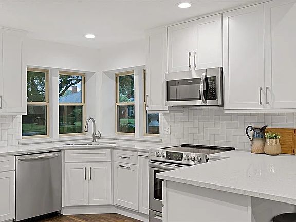 3rd image of 2501 Loch Haven Dr