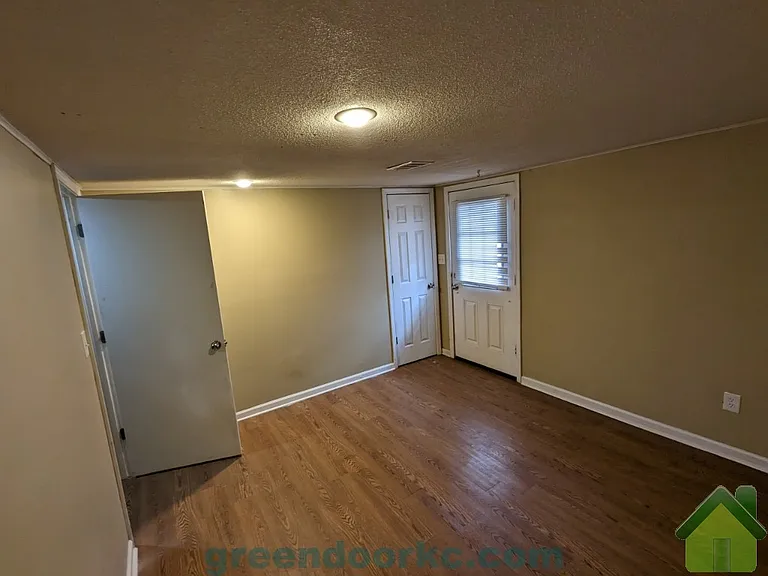 7812 Eby Ln — Photo 9
