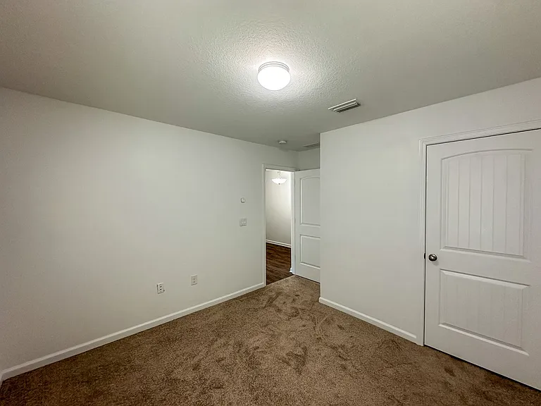 2123 Waltham St — Photo 15