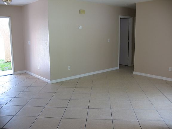 5th image of 980 23rd Pl SW