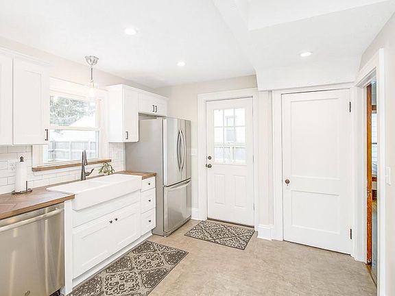 4th image of 2055 Wascana Ave