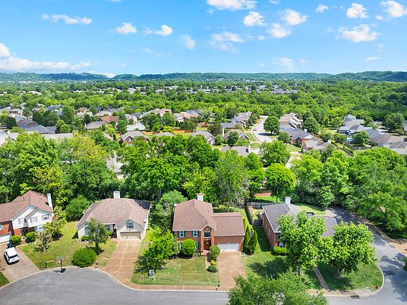 4th image of 304 Harpeth View Cir