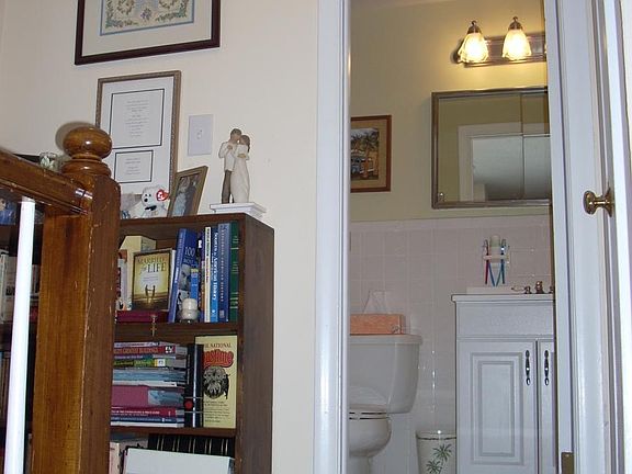 3rd image of 1644 Farmington Ave APT 6
