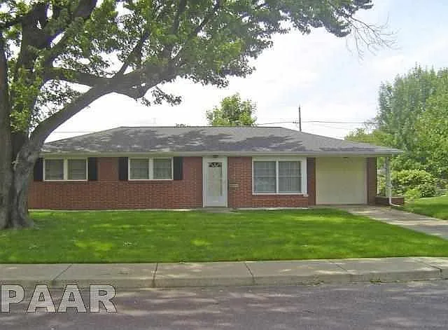 2727 N Victoria Ave photo 1