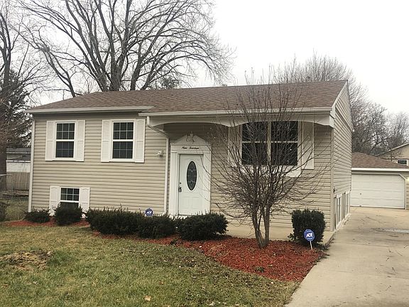 3rd image of 914 Southmoor Ln