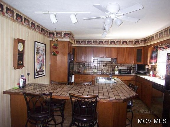 KItchen wceramic tile counter